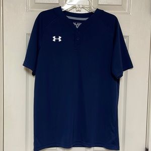Under Armour Loose heatgear two button top. Size YXL. Has a small pull.
